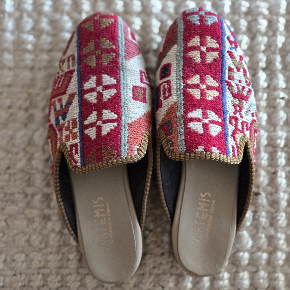 Artemis Design Co. Kilim Slide 41